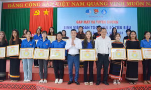 Tuyên dương sinh viên dân tộc thiểu số tỉnh Đắk Lắk có thành tích học tập giỏi, xuất sắc. Ảnh: Hoài Thu – TTXVN