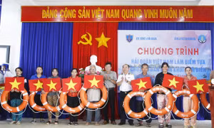 Vùng 4 Hải quân tặng quà, khám, cấp thuốc cho ngư dân tỉnh Khánh Hòa