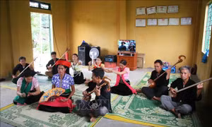 Câu lạc bộ hát then - đàn tính ở xã Hua Nà luyện tập để chuẩn bị truyền dạy cho thế hệ trẻ. Ảnh: Đinh Thùy-TTXVN
