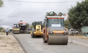 Các đơn vị thi công nâng cấp, cải tạo trên tuyến Quốc lộ 19 (nối tỉnh Gia Lai- Bình Định). Ảnh: Quang Thái- TTXVN