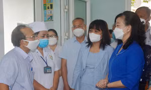 Quyền Bộ trưởng Bộ Y tế Đào Hồng Lan thăm hỏi, động viên cán bộ, nhân viên y tế, lãnh đạo Trung tâm y tế huyện Buôn Đôn. Ảnh: Hoài Thu – TTXVN