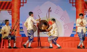 Nghệ nhân ấp Cây Khô, xã Hồ Thị Kỷ, huyện Thới Bình, tỉnh Cà Mau biểu diễn nghệ thuật nhạc trống lớn. Ảnh: Huỳnh Anh - TTXVN
