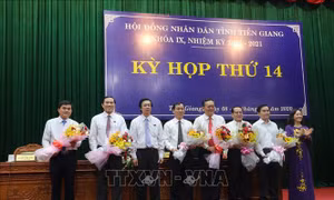Tặng hoa các đồng chí miễn nhiệm và trúng cử các chức danh. Ảnh: Minh Trí-TTXVN