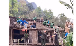 Một căn nhà dột nát ở huyện Thạch An được lực lượng công an huyện, dân quân, biên phòng hỗ trợ tháo dỡ để xây mới. Ảnh: TTXVN phát