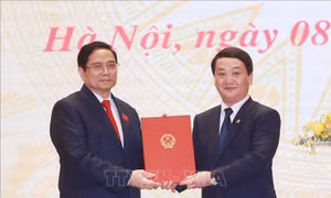 Đồng chí Phạm Minh Chính, Uỷ viên Bộ Chính trị, Thủ tướng Chính phủ trao quyết định của Chủ tịch nước bổ nhiệm đồng chí Hầu A Lềnh giữ chức Bộ trưởng - Chủ nhiệm Ủy ban Dân tộc. Ảnh: Thống Nhất – TTXVN