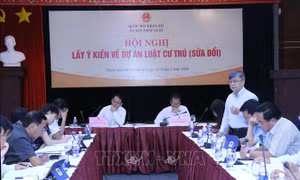 Đại biểu Quốc hội thành phố Hồ Chí Minh Trương Trọng Nghĩa phát biểu tại Hội nghị. Ảnh: Xuân Khu - TTXVN