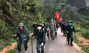 Cựu chiến binh, đoàn viên thanh viên và du khách tham gia chương trình “hành quân theo bước chân anh”. Ảnh: Minh Tâm-TTXVN