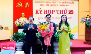 Bí thư Tỉnh ủy, Chủ tịch HĐND tỉnh Quảng Ngãi Bùi Thị Quỳnh Vân (phải) và Chủ tịch UBND tỉnh Đặng Văn Minh (trái) chúc mừng Phó chủ tịch UBND tỉnh Trần Phước Hiền. Ảnh: Đinh Hương - TTXVN