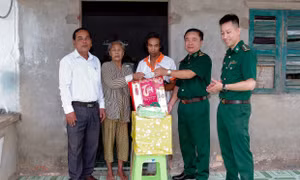 Ngày 12/1/2024, tại Đồn Biên phòng Lai Hòa, Bộ Chỉ huy Bộ đội Biên phòng tỉnh Sóc Trăng phối hợp với UBND thị xã Vĩnh Châu, Hội chữ thập đỏ tỉnh Sóc Trăng tổ chức chương trình “Xuân Biên phòng ấm lòng dân bản” Tết Giáp Thìn năm 2024. Trong ảnh: Trao quà c