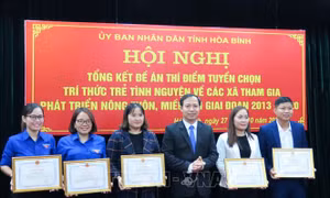 Ngày 27/10/2020, UBND tỉnh Hòa Bình tổ chức Hội nghị tổng kết Đề án thí điểm tuyển chọn trí thức trẻ tình nguyện về các xã tham gia phát triển nông thôn, miền núi giai đoạn 2013 - 2020 (Đề án 500). Ảnh: Thanh Hải - TTXVN