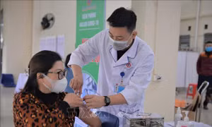 Tiêm vaccine phòng COVID-19 liều bổ sung, liều nhắc lại cho người dân. Ảnh: Thanh Vân - TTXVN