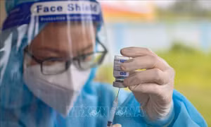 Bến Tre triển khai tiêm vac xin mũi 3 cho người dân. Ảnh: Huỳnh Phúc Hậu - TTXVN
