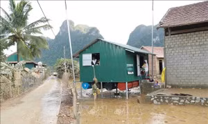 Nhà chống lũ đã thể hiện rõ ràng tác dụng của mình tại vùng rốn lũ miền Trung Ảnh: TTXVN