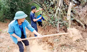 Đoàn viên, thanh niên huyện Chi Lăng (Lạng Sơn) giúp dân khắc phục sạt lở do mưa lũ gây ra. Ảnh: Thái Thuần – TTXVN