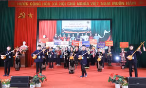 Đội dự thi của Trường Phổ thông DTNT THCS và THPT huyện Hữu Lũng ra mắt tại lễ Khai mạc. Ảnh: Anh Tuấn – TTXVN