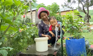 Công trình nước sạch hợp vệ sinh về tận buôn, làng đã mang luồng sinh khí mới cho người dân. Ảnh: TTXVN phát 
