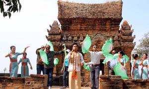 Đoàn Famtrip doanh nghiệp du lịch của Ấn Độ vui múa cùng thiếu nữ Chăm tại tháp Pô Klong Garai. Ảnh: Công Thử- TTXVN