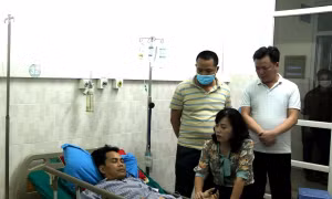 Bà Lý Thị Lan, Phó trưởng đoàn Đại biểu Quốc hội đơn vị tỉnh Hà Giang thăm hỏi, động viên anh Nguyễn Đại Đình Nam sớm vượt qua nỗi đau để ổn định cuộc sống. Ảnh: Minh Tâm-TTXVN