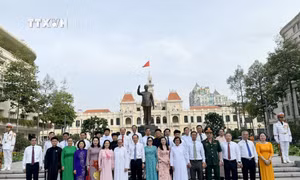 Lãnh đạo Thành phố Hồ Chí Minh dâng hương tưởng niệm Chủ tịch Hồ Chí Minh