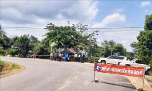 Khoanh vùng cách ly địa phương có ca bệnh bạch hầu tại xã Dray Bhăng, huyện Cư Kuin. Ảnh: Tuấn Anh – TTXVN