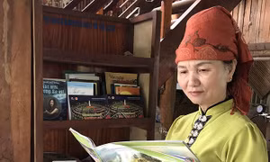 Chủ Homestay Loan Khang ở bản Sà Rèn, xã Nghĩa Lợi, thị xã Nghĩa Lộ (Yên Bái) thường xuyên đọc sách từ “Tủ sách khuyến học và du lịch” được trao tặng. Ảnh: baoyenbai.com.vn