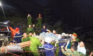 Hà Giang: Tặng bằng khen cho cá nhân, tập thể tham gia cứu hộ nạn nhân rơi xuống hang sâu 56 m