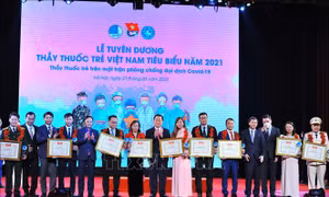 Vinh danh 10 thầy thuốc trẻ tiêu biểu trong phòng, chống dịch COVID-19