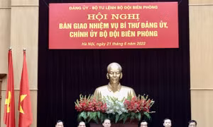 Trung tướng Lê Đức Thái, Ủy viên Trung ương Đảng, Tư lệnh BĐBP và các đồng chí trong BTL BĐBP tặng hoa chúc mừng đồng chí Thiếu tướng Nguyễn Anh Tuấn, Chính ủy BĐBP. Nguồn: qdnd.vn