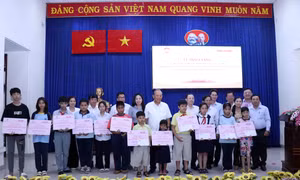 Thành phố Hồ Chí Minh: Tặng quà cho đồng bào Khmer nhân dịp Tết cổ truyền Chol Chnam Thmey