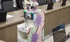 Nigeria phát triển robot chăm sóc bệnh nhân mắc COVID-19