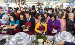 Các đại biểu tham quan, thưởng thức tại các gian hàng giới thiệu ẩm thực quốc tế. Ảnh: TTXVN/phát