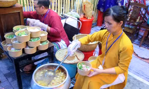 Bún bò Huế được giới thiệu tại lễ hội. Ảnh: Tường Vi - TTXVN.
