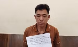 Đối tượng Giàng A Vàng cùng tang vật. Ảnh: qdnd.vn