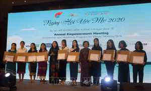 Bà Trương Mỹ Hoa, nguyên Phó Chủ tịch nước, Chủ tịch Quỹ Vừ A Dính, Chủ nhiệm Câu lạc bộ Vì Hoàng Sa, Trường Sa thân yêu cùng bà Nguyễn Thị Yến, Phó Bí thư Thường trực Tỉnh ủy Bà Rịa - Vũng Tàu trao quà hỗ trợ của dự án cho các nữ sinh người dân tộc thiểu