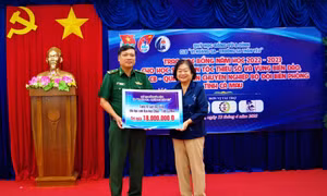 Bà Trương Mỹ Hoa, nguyên Phó Chủ tịch nước, Chủ tịch Quỹ học bổng Vừ A Dính trao tặng 18 suất học bổng cho học sinh trên đảo Hòn Chuối (Cà Mau). Ảnh: TTXVN phát