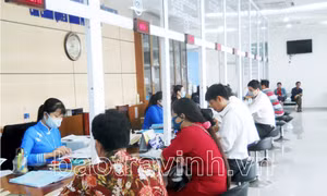 Người dân làm thủ tục hành chính ở Trà Vinh.Nguồn: baotravinh.vn 