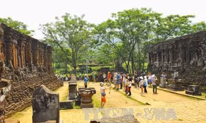 Đông đảo du khách trong và ngoài nước tới tham quan Khu di tích đền tháp Mỹ Sơn. Ảnh: Minh Đức - TTXVN
