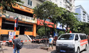 Nhà hàng Pizza 106 Trần Thái Tông được phong tỏa, để các nhân viên y tế làm công tác phòng dịch. Ảnh: Thành Đạt - TTXVN 