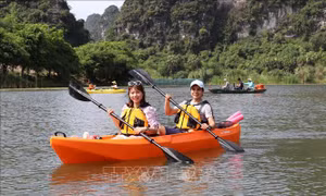 Du khách trải nghiệm chèo thuyền kayak. Ảnh: Đức Phương - TTXVN