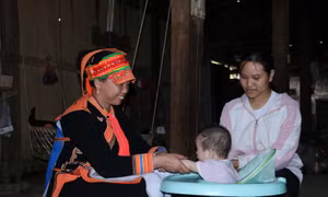 Dù không được hưởng chế độ hỗ trợ, nhưng cô đỡ thôn bản Lý Minh Thương, ở bản Ma Ly Pho, xã Ma Ly Pho, huyện Phong Thổ vẫn miệt mài làm nhiệm vụ vì sức khoẻ dân bản. Ảnh: Đinh Thùy - TTXVN