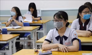 Thí sinh tại điểm thi Trường THPT Lê Quý Đôn (Quận 3). Ảnh : Hồng Giang - TTXVN