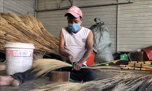 Anh Lê Văn Thạch (xã Đoàn Kết, thành phố Kon Tum, tỉnh Kon Tum) đầu tư tâm huyết và công sức để làm ra chiếc chổi đót chất lượng cho người tiêu dùng. Ảnh: Khoa Chương - TTXVN