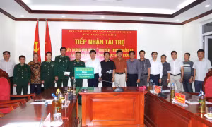 Đoàn công tác trao biển tượng trưng, hỗ trợ kinh phí cho BĐBP Quảng Bình xây dựng 50 công trình “Truyền thanh bản xa” tặng nhân dân vùng biên giới. Ảnh: bienphong.com.vn