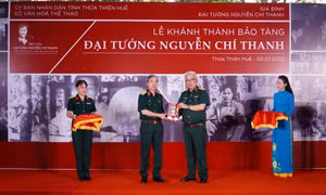 Tổng cục Chính trị Quân đội nhân dân Việt Nam tặng Bảo tàng bộ sách Đại tướng Nguyễn Chí Thanh. Ảnh: Mai Trang - TTXVN