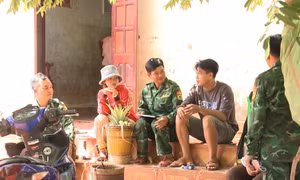 Lực lượng chức năng nắm bắt thông tin và tuyên truyền đến dân làng Kloong ở xã biên giới Ia O, huyện Ia Grai . Ảnh: Hoài Nam - TTXVN
