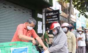 Dịch COVID-19: Hỗ trợ người dân vượt qua khó khăn trong mùa dịch