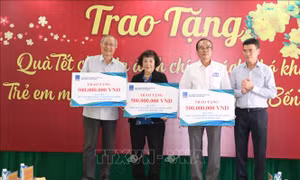 Chủ tịch Quốc hội Nguyễn Thị Kim Ngân dự lễ trao tặng quà Tết cho gia đình chính sách, hộ nghèo tỉnh Bến Tre