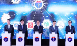 Thủ tướng Nguyễn Xuân Phúc và các đại biểu thực hiện nghi thức khánh thành kết nối 1000 cơ sở khám, chữa bệnh từ xa. Ảnh: Thống Nhất – TTXVN