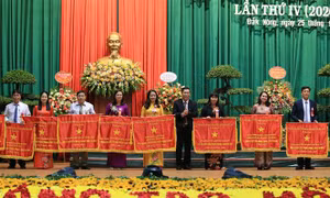 Lãnh đạo tỉnh Đắk Nông trao tặng Cờ thi đua của Chính phủ cho các tập thể. Ảnh: Ngọc Minh - TTXVN