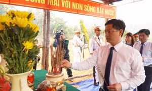 Lãnh đạo tỉnh Thừa Thiên Huế dâng hương tưởng nhớ các liệt sĩ hy sinh tại Tiểu khu 67. Ảnh: qdnd.vn